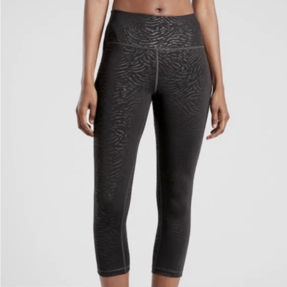 Athleta Ultimate Stash Pocket Embossed Capri in Fiji Black